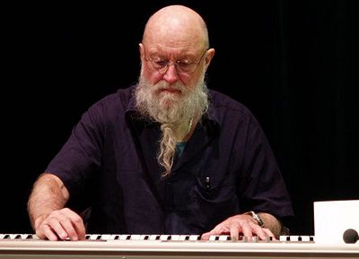 http://www.remusik.org/wp-content/uploads/2012/02/Terry_Riley__cesenatico2006.jpg