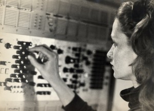 Electronic music composer Eliane Radigue (1932), was a pioneer of synthesizer music in the 1960′s and 70′s. Working firstly as an assistant to Pierre Schaeffer, she began to compose her own style of drawn-out, minimal pieces whilst studying at New York University. 
